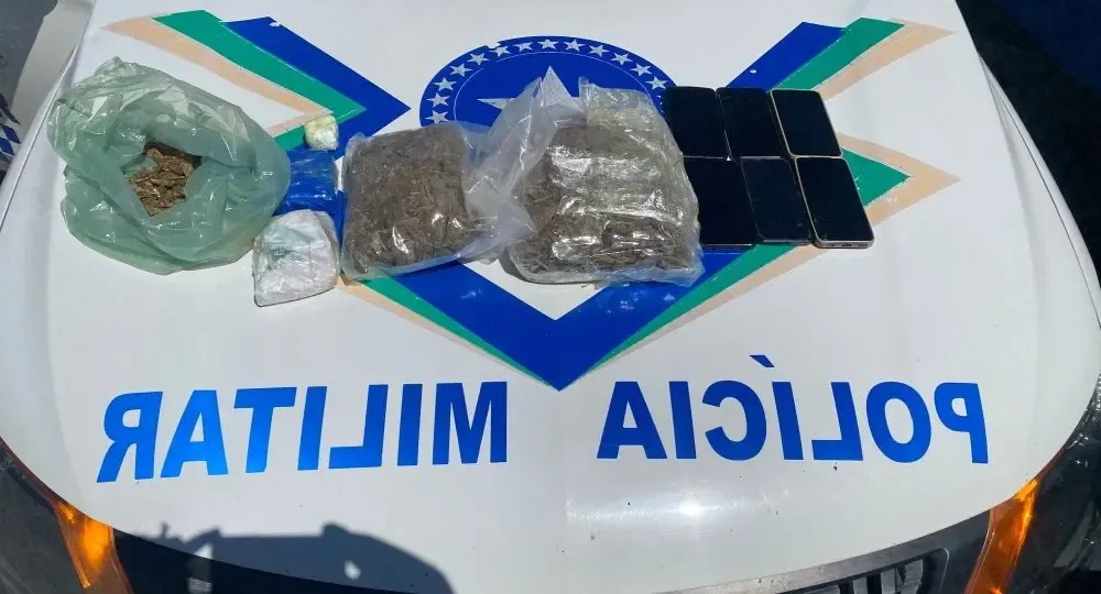 Polícia apreende quase 2 kg de drogas e detém cinco pessoas na zona rural