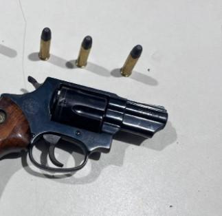 BPTAR recebe denúncia e dono de embarcação é flagrado com revólver no Rio Madeira