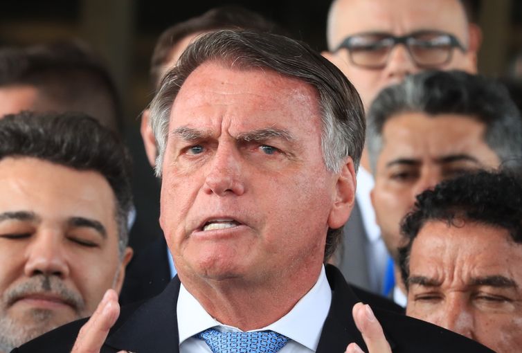 Defesa de Bolsonaro se diz surpreendida com indiciamento