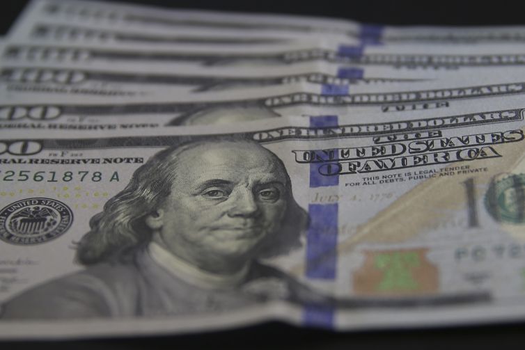 Dólar fica estável após prisão domiciliar de Bolsonaro e ata do Copom