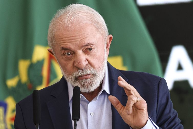 Lula finaliza plano aos setores afetados por tarifaço de Trump