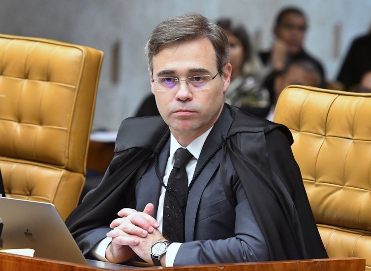 Mendonça critica ativismo judicial e defende autocontenção da Justiça