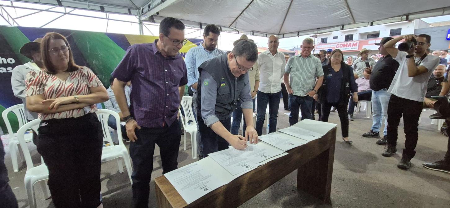 Governador Marcos Rocha e deputado Jean Oliveira assinam ordem de serviço para pavimentação em Rolim de Moura
