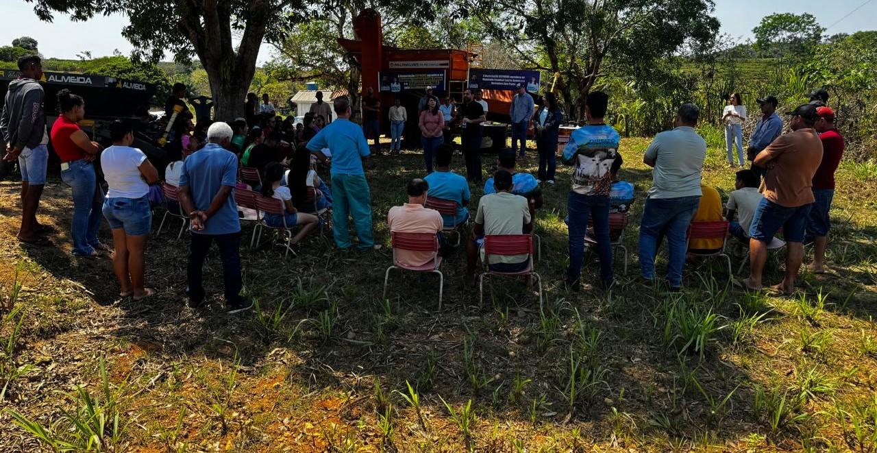Laerte Gomes entrega máquinas recolhedoras de café para associações de Nova Brasilândia D’Oeste