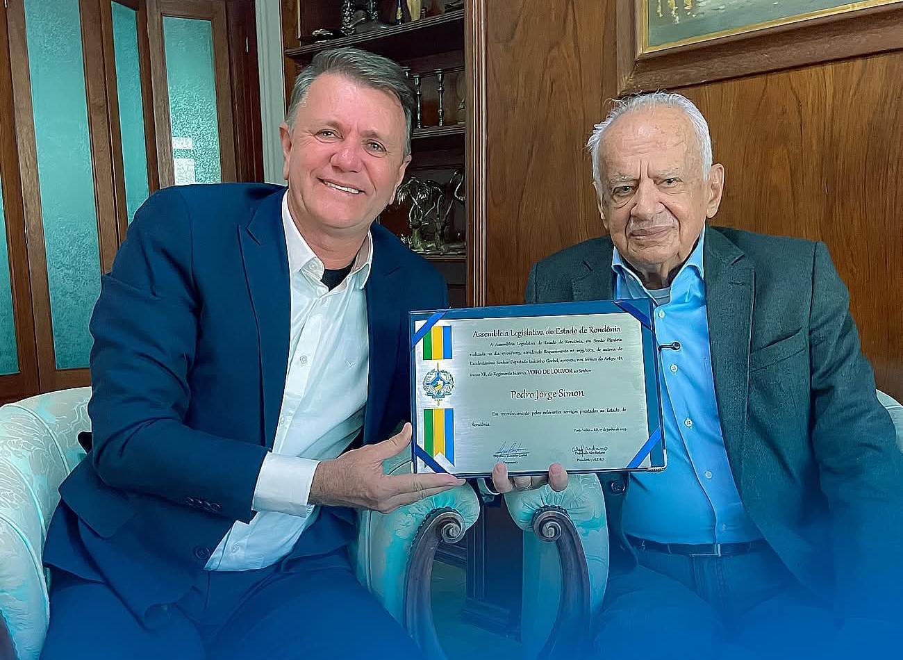 Luizinho Goebel presta homenagem a Pedro Simon durante sessão da CCJR em Vilhena