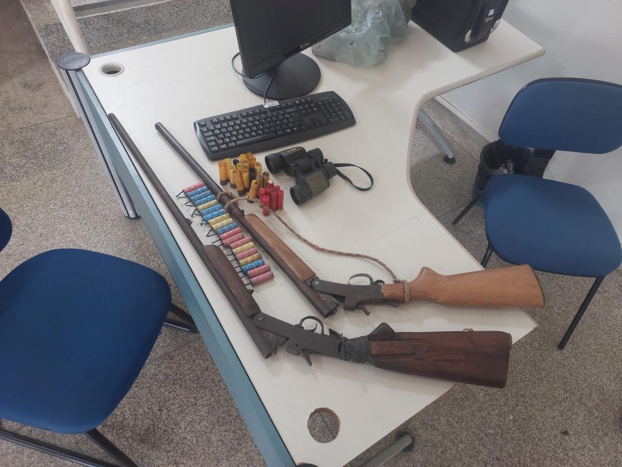 Polícia Militar apreende armas, munições e explosivos em residência