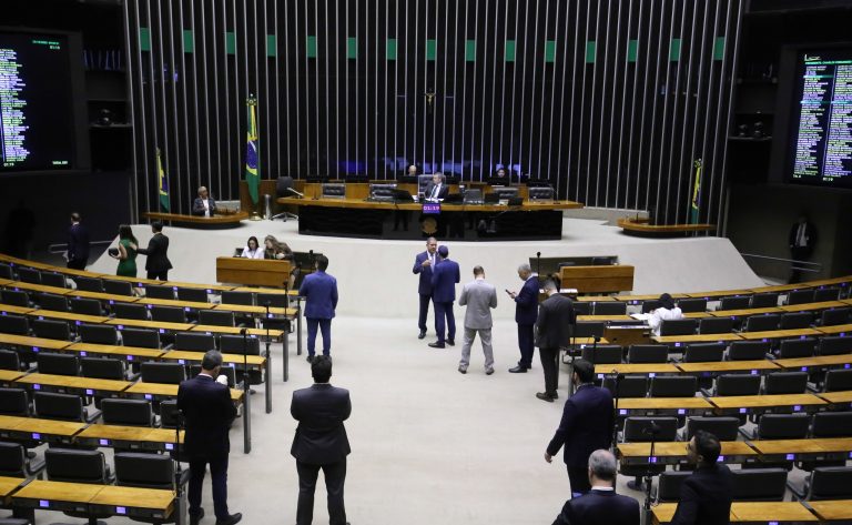 Câmara aprova proposta que permite acumular cargo de professor no serviço público; acompanhe