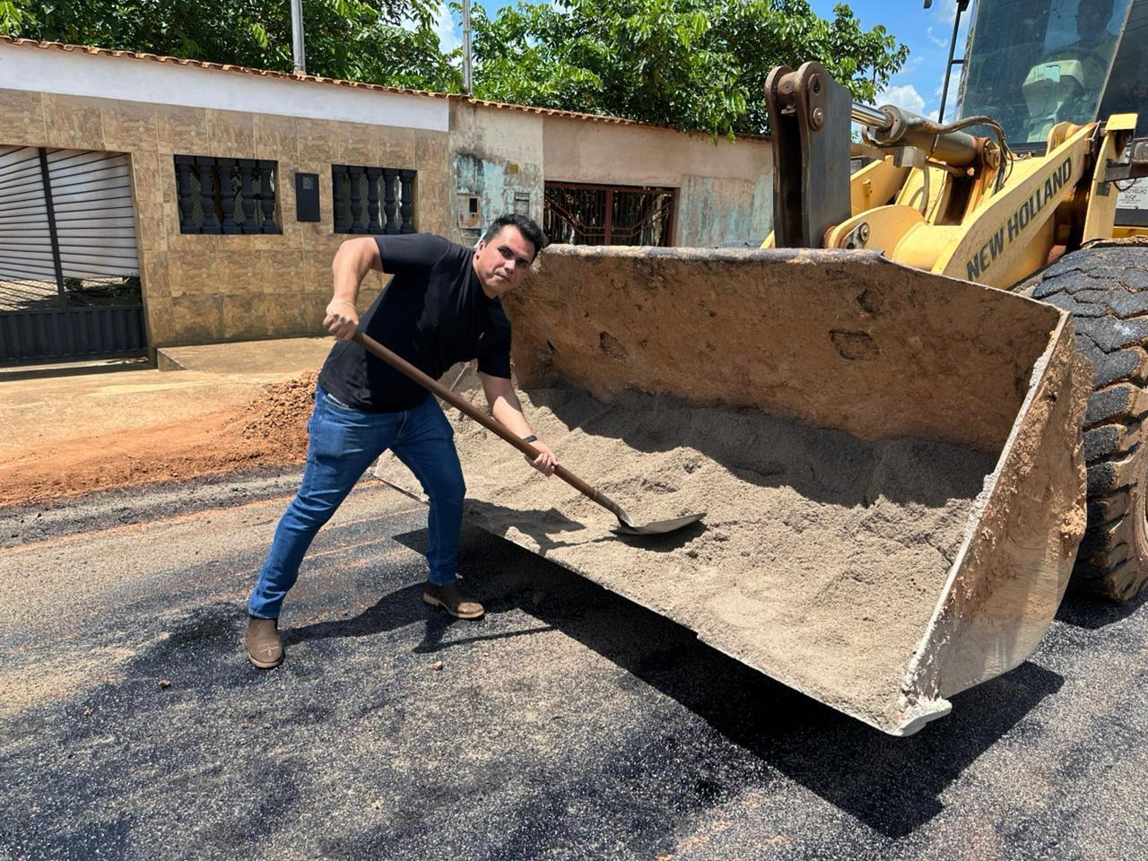 Asfaltamento de ruas no bairro Castanheira é iniciado após anos de cobrança do vereador Edimilson Dourado