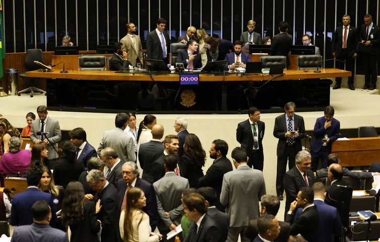 Câmara aprova projeto que dificulta abortos legais em crianças