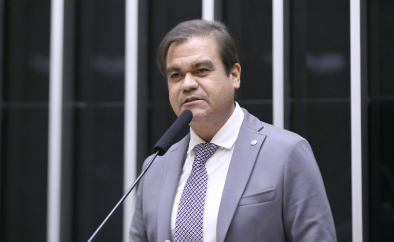 Comissão aprova projeto que prevê multa para veículo estacionado em acesso para pessoa com deficiência