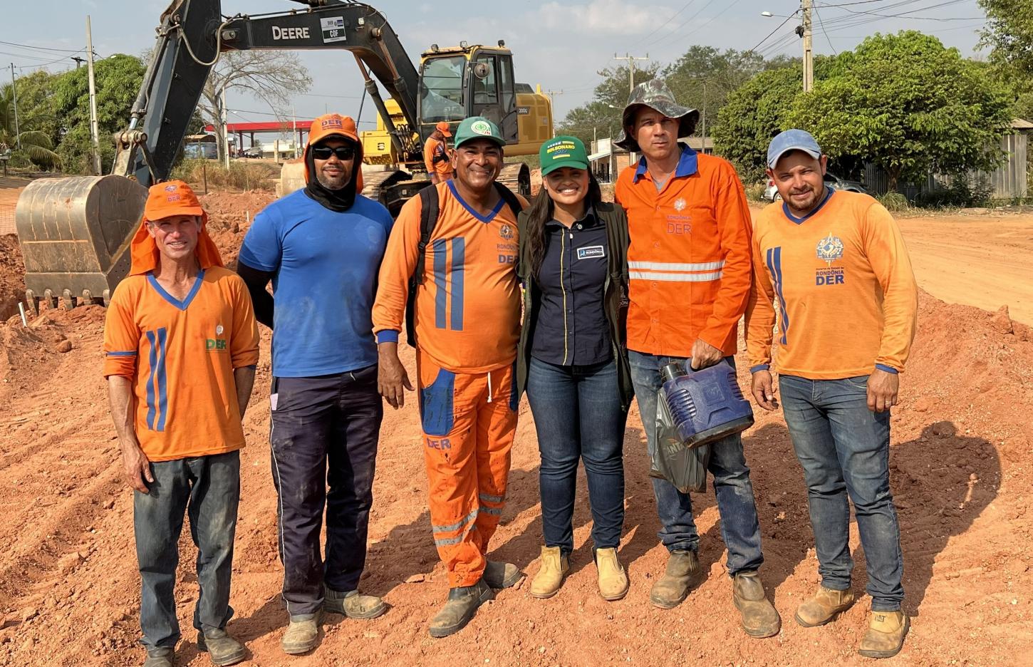 Dra. Taíssa concede homenagem à equipe do DER pelo trabalho executado no distrito de Jacinópolis