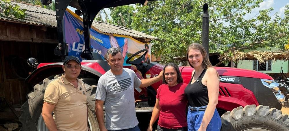 Gislaine Lebrinha destina trator para associação de agricultores em Monte Negro