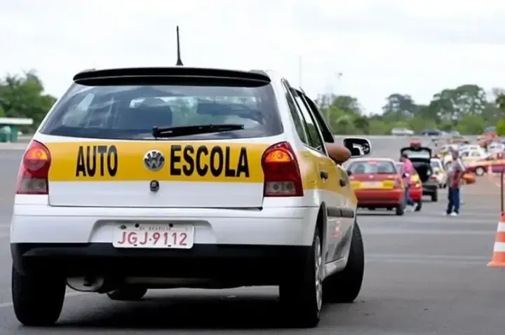 Governo anuncia fim da obrigatoriedade de autoescolas para tirar CNH ainda este ano