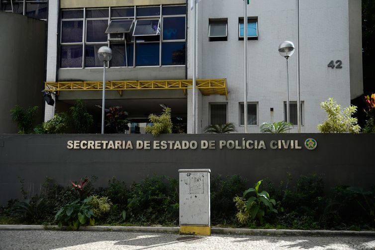 Menino é baleado na perna dentro de escola em operação policial no Rio
