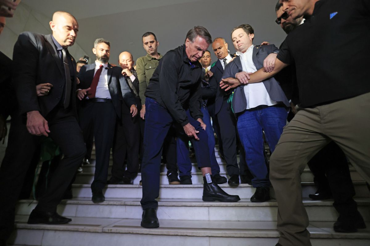 PF suspeita que aparelho de soldagem foi usado em tornozeleira de Bolsonaro