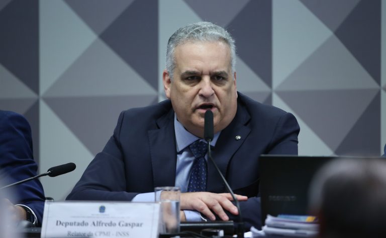Relator da CPMI do INSS acusa advogado de intermediar propina em fraudes previdenciárias