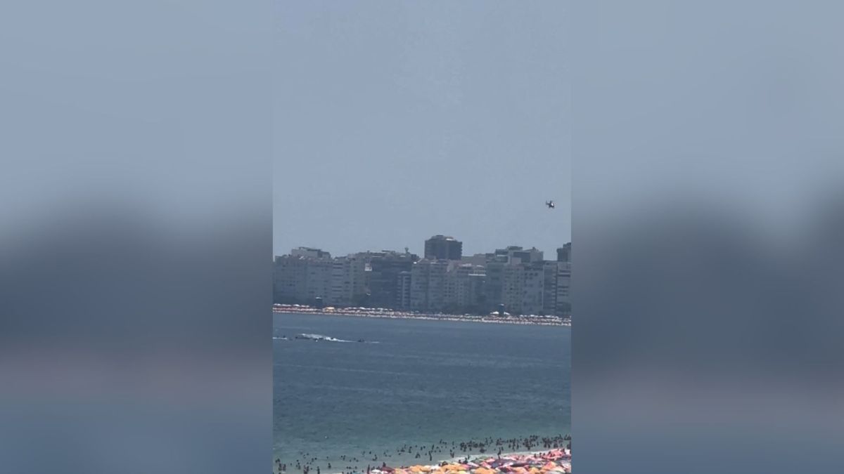 Avião ultraleve cai no mar em Copacabana, no Rio