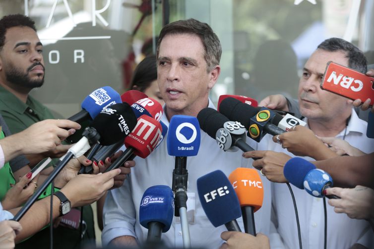 Bolsonaro deve ter alta nesta quinta e retornar à cela na PF