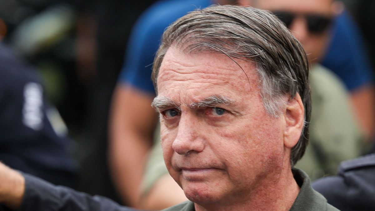 Bolsonaro pede para ser internado amanhã e fazer cirurgia na quinta