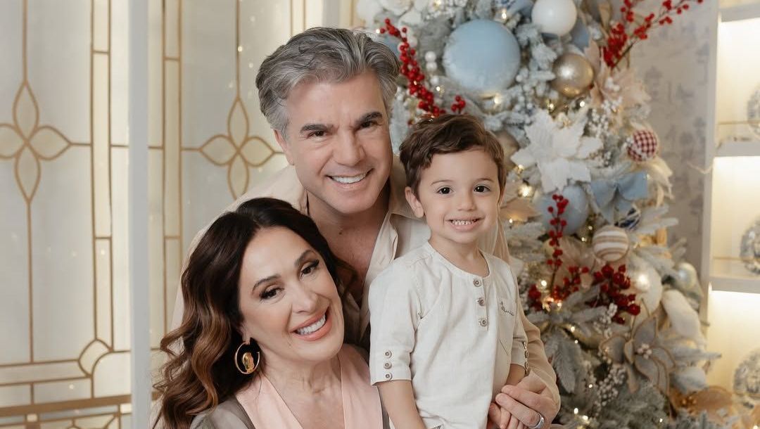 Claudia Raia abre álbum de fotos natalinas com filho Luca; veja