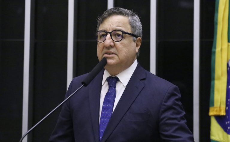 Comissão discute piso salarial nacional para profissionais administrativos da educação básica