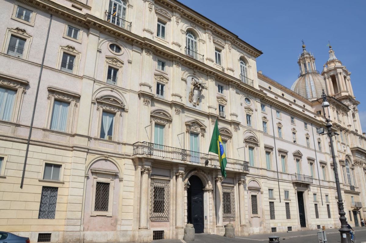 Conheça a Embaixada do Brasil em Roma onde Porchat está hospedado
