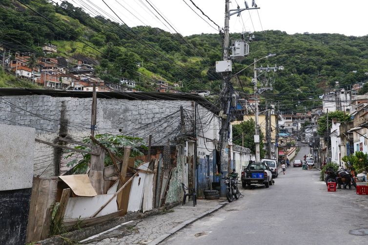 Dois em cada três habitantes de favela moram em vias sem árvores