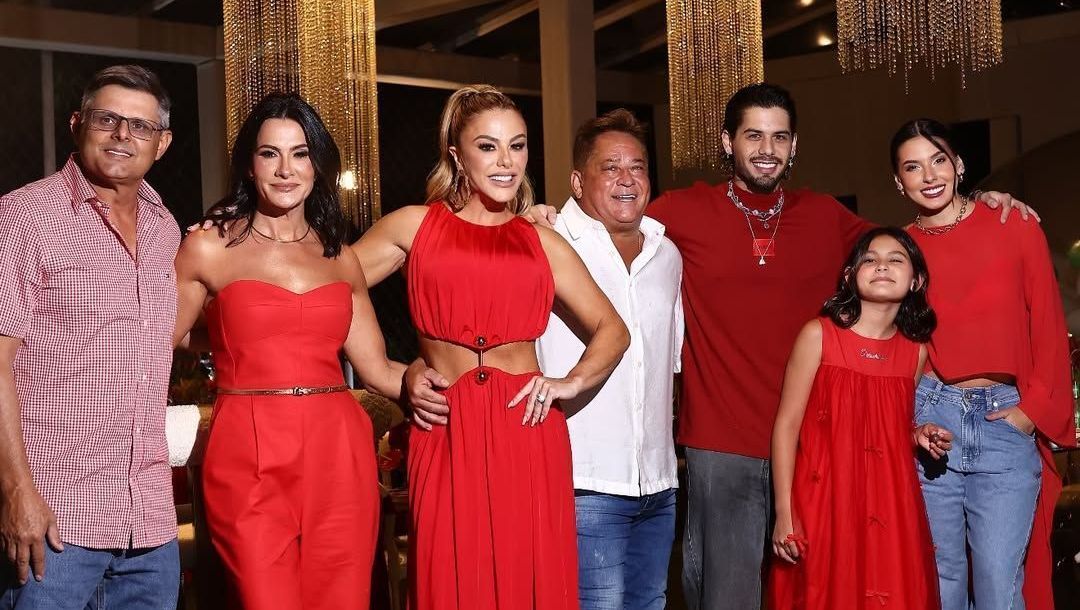 Esposa de Leonardo mostra festão de Natal com filhos, netos e Ana Castela