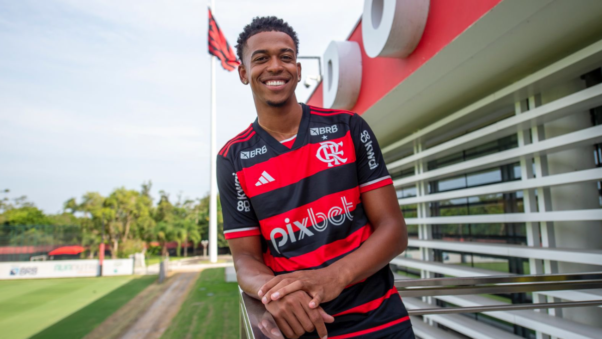 Flamengo acerta mais uma saída e negocia atacante com clube da Série A