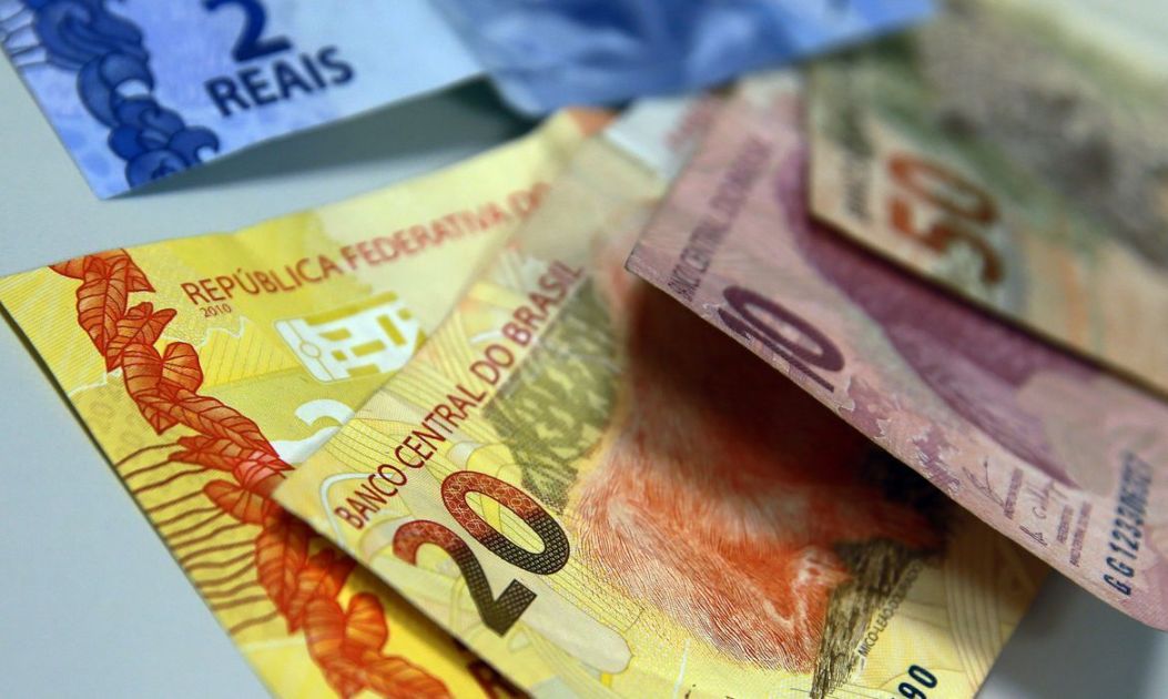 Juros futuros ficam estáveis em dia com baixa liquidez