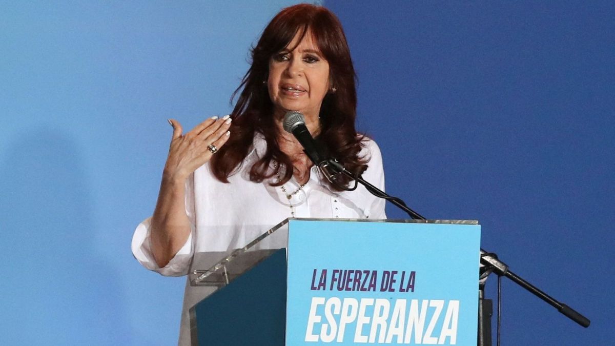 Kirchner tem “leve complicação intestinal” após cirurgia, diz hospital