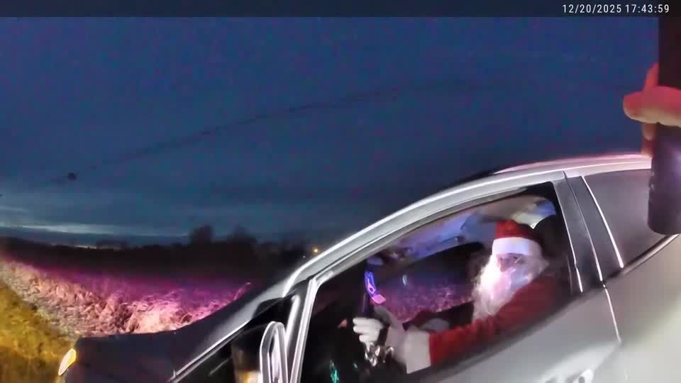 Papai Noel em alta velocidade é parado pela polícia nos EUA