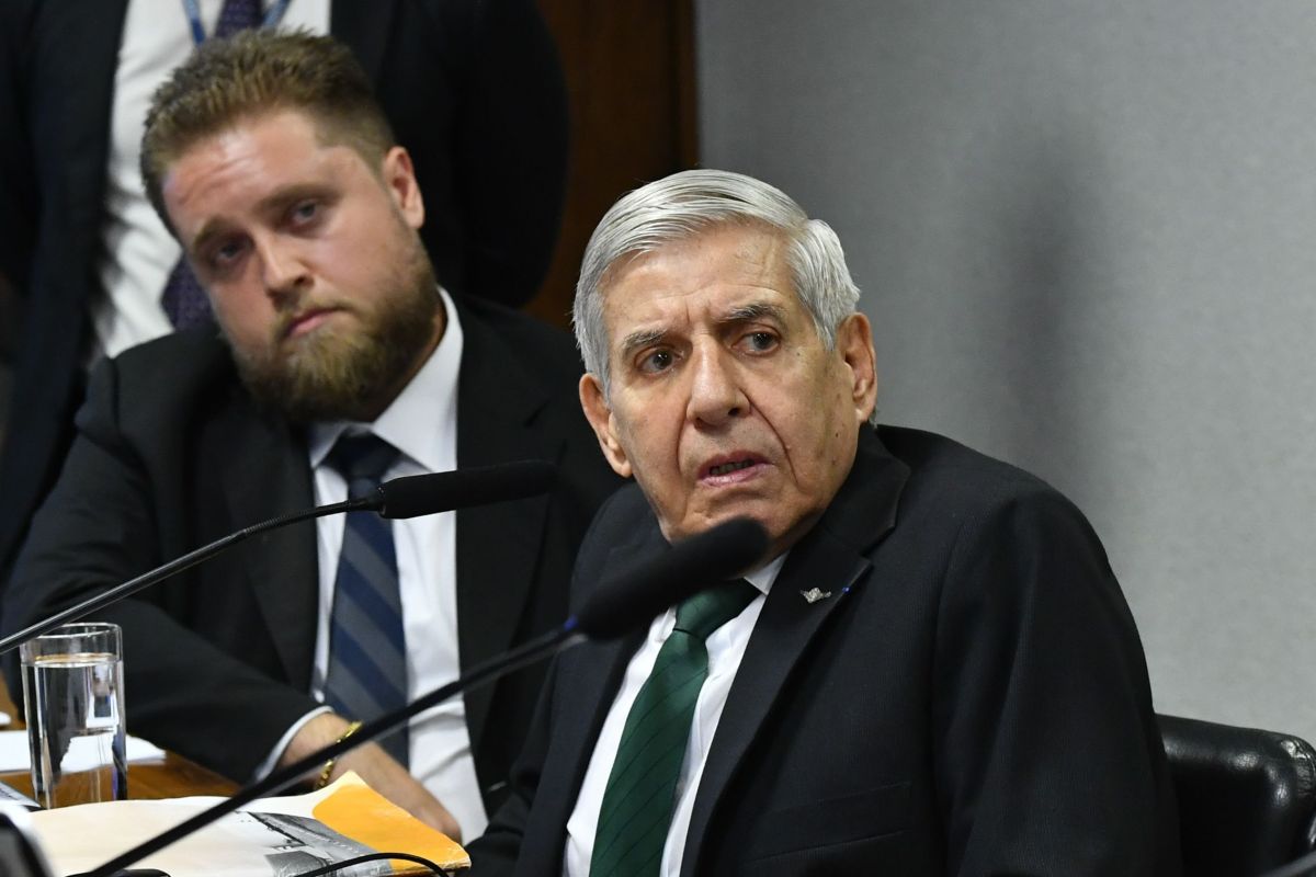 PF diz que não apreendeu passaporte de Augusto Heleno; defesa contesta