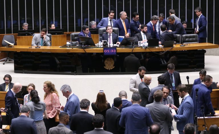 Relator critica 