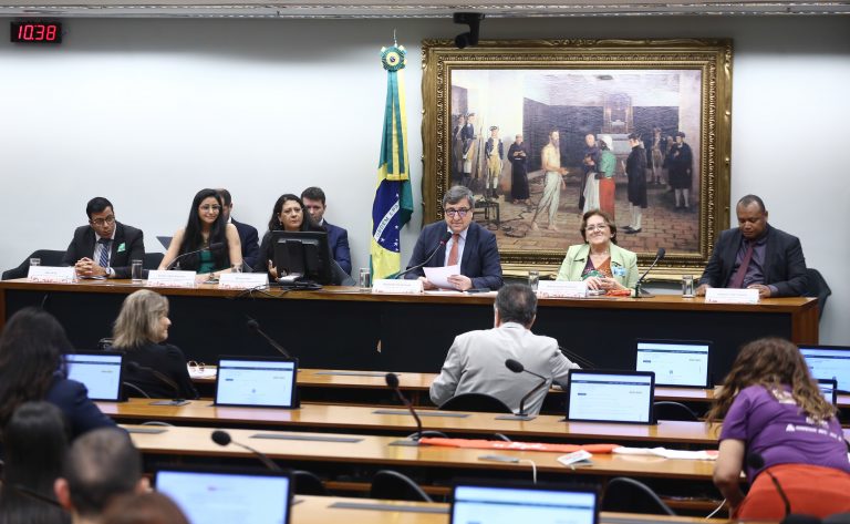 Relator promete para a próxima semana parecer sobre piso salarial de funcionários de escolas