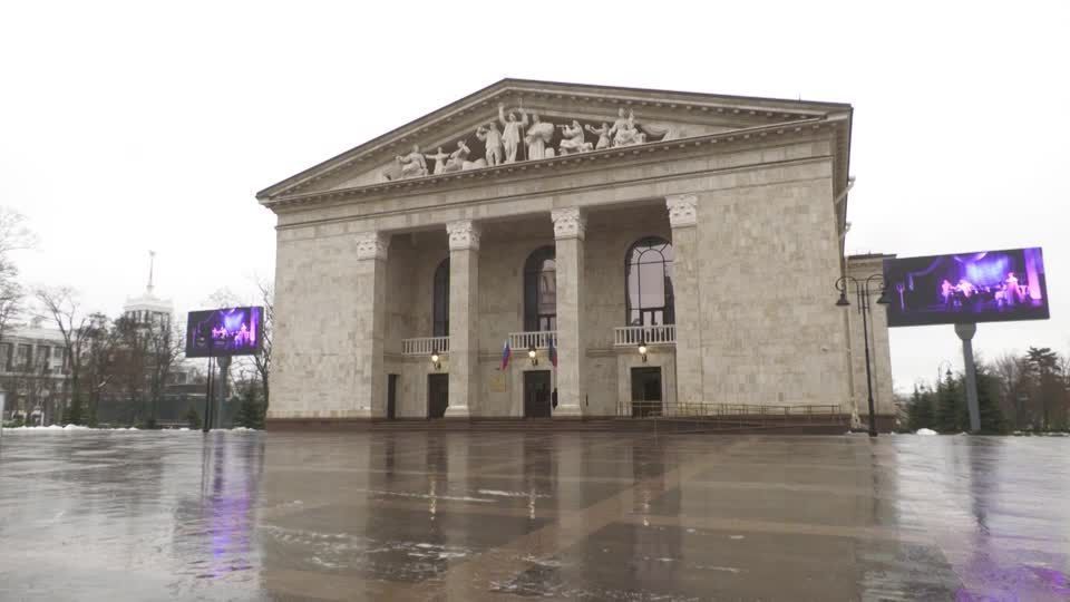 Teatro bombardeado pela Rússia em 2022 reabre ao público
