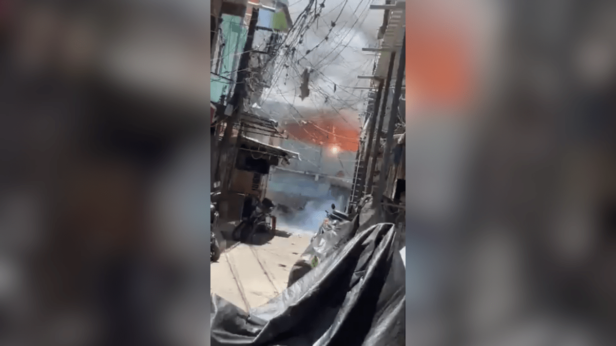 Vídeo: Fogos de Natal provocam incêndio no Complexo da Maré (RJ)