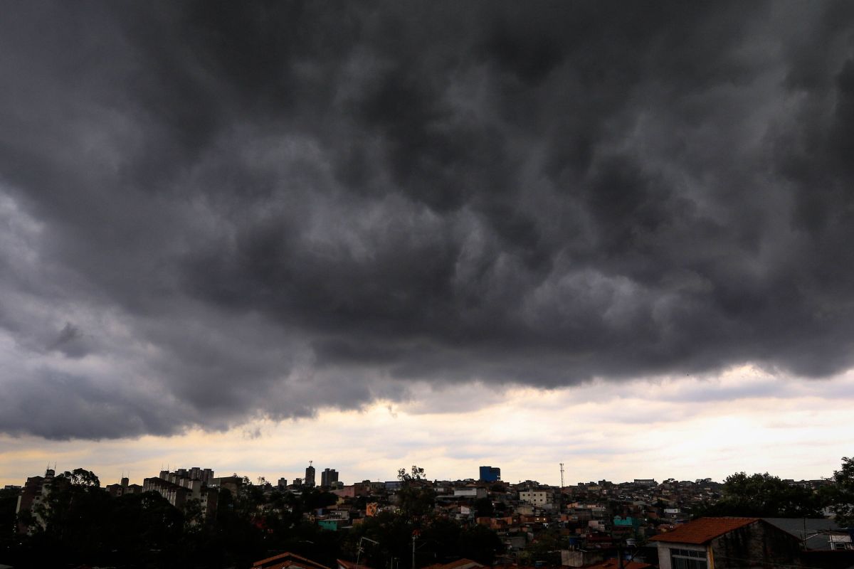 2026 começa com enfraquecimento do calor e alerta de tempestade em SP