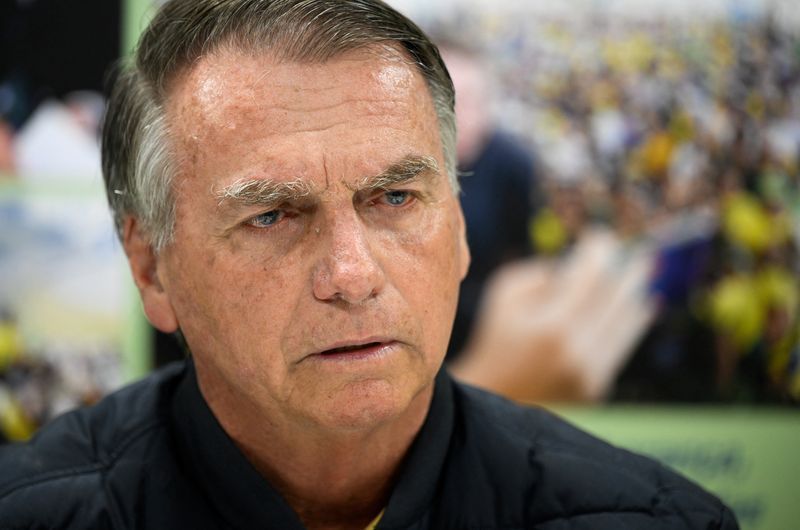 Bolsonaro teve traumatismo craniano leve, diz médico à CNN