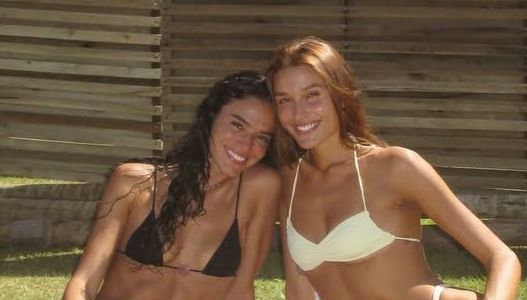 Bruna Marquezine e Sasha Meneghel posam de biquíni em viagem ao Nordeste