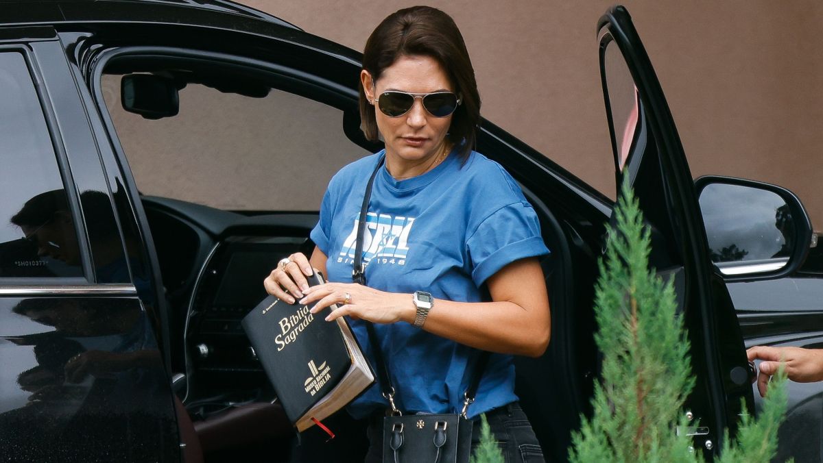 “Está tudo errado”, diz Michelle sobre tratamento dado a Bolsonaro na PF