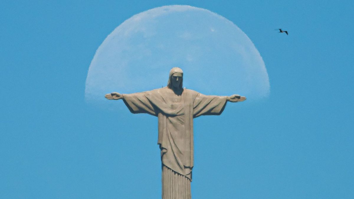 Fotógrafo captura lua “abraçando” o Cristo Redentor em verão carioca