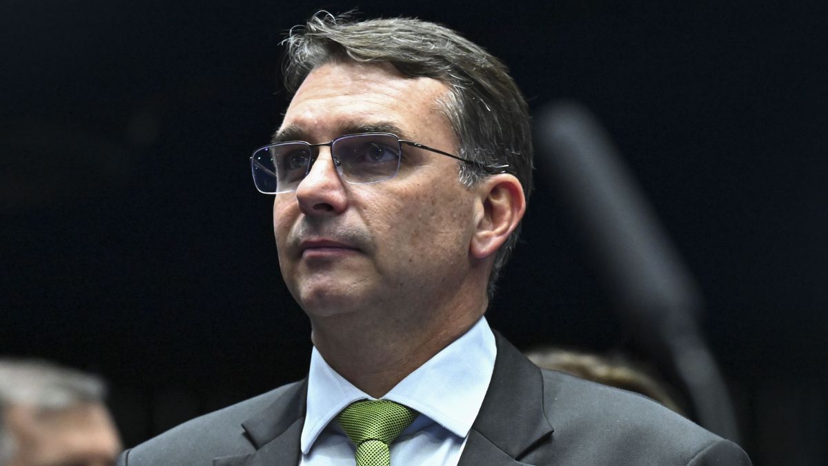 PL quer Flávio Bolsonaro mais acessível em 2026