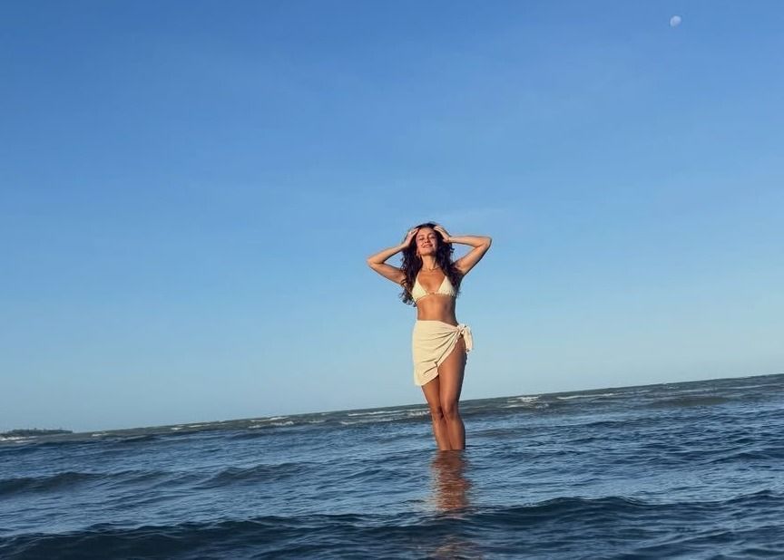 Sem Xamã, Sophie Charlotte curte virada do ano com amigos na Bahia