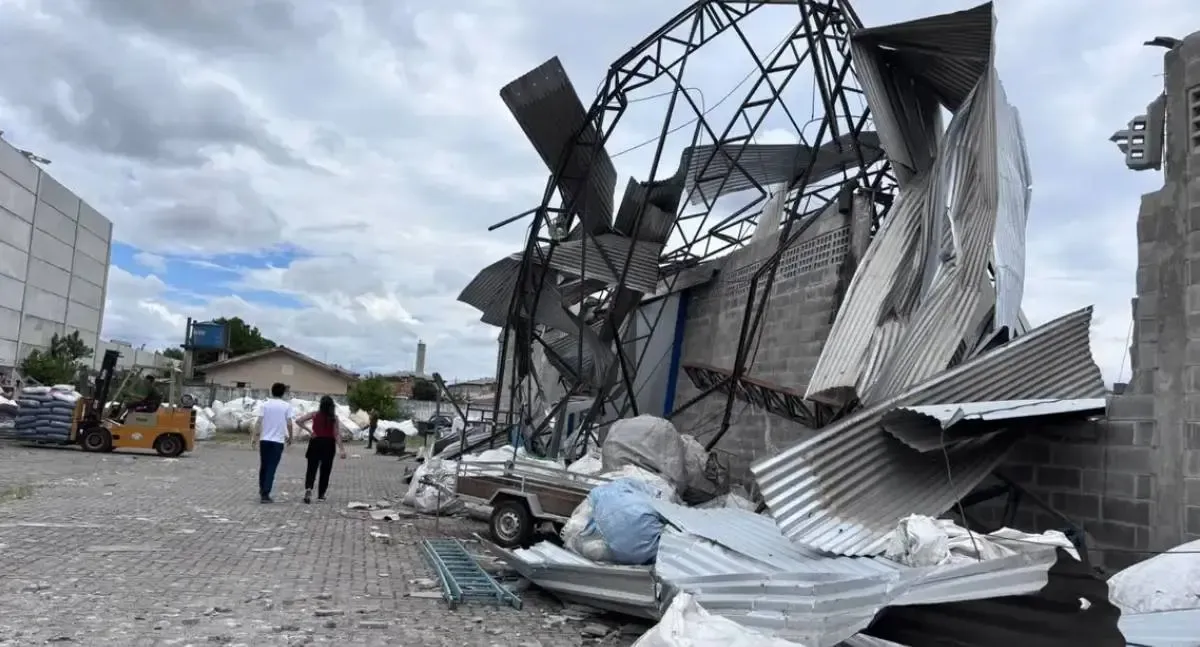 Tornado com ventos de 180 km/h atinge cidade no Paraná