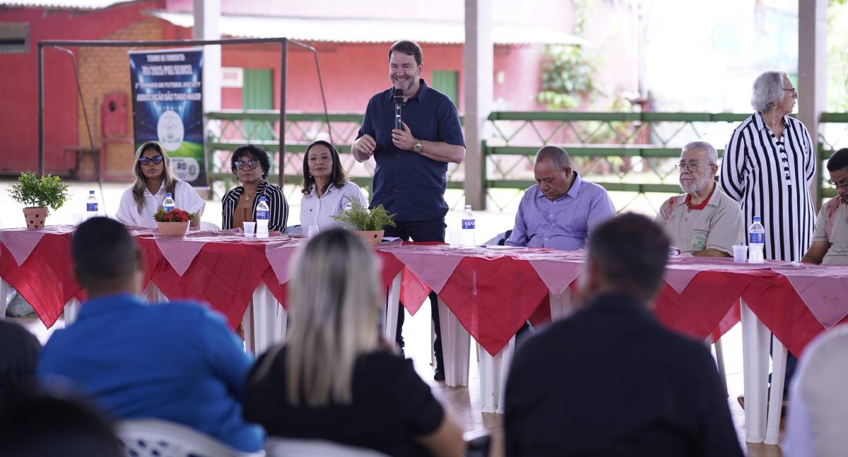 Alex Redano entrega 130 kits esportivos a 17 municípios
