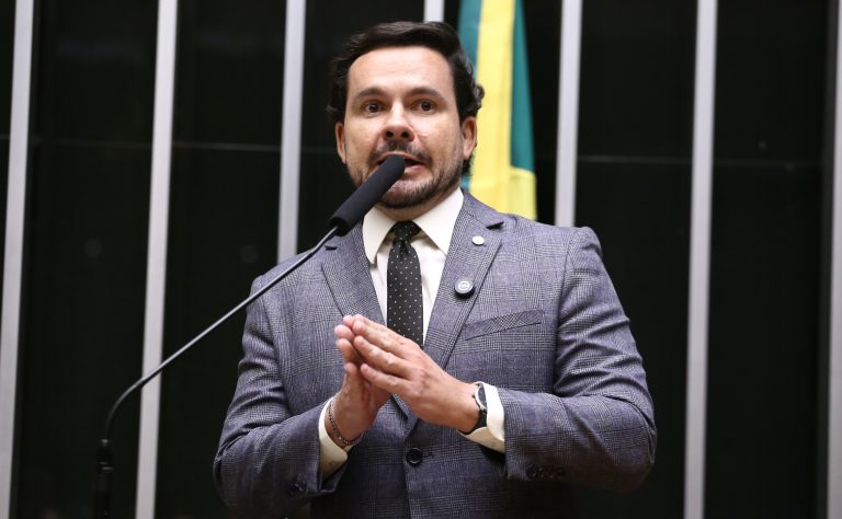 Comissão aprova projeto que exige certidão de antecedentes criminais para casamento