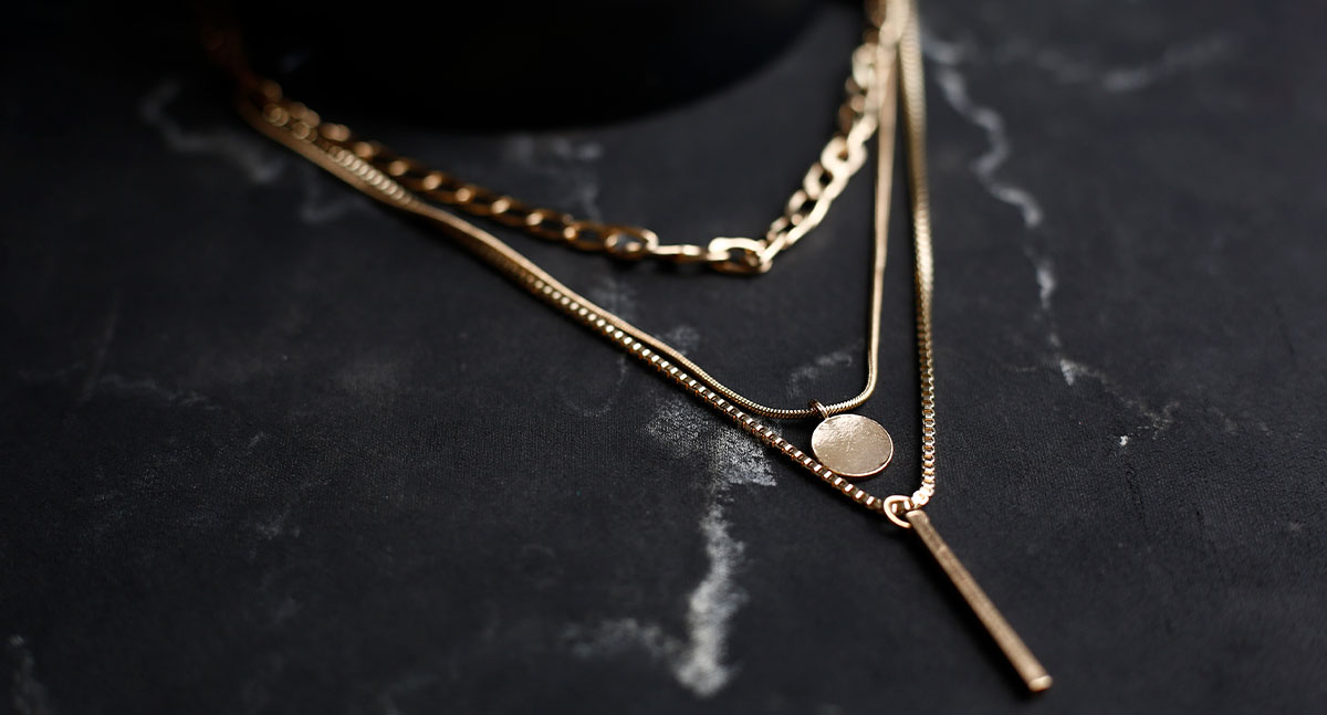 Semijoias como negócio: critérios técnicos que elevam giro e margem