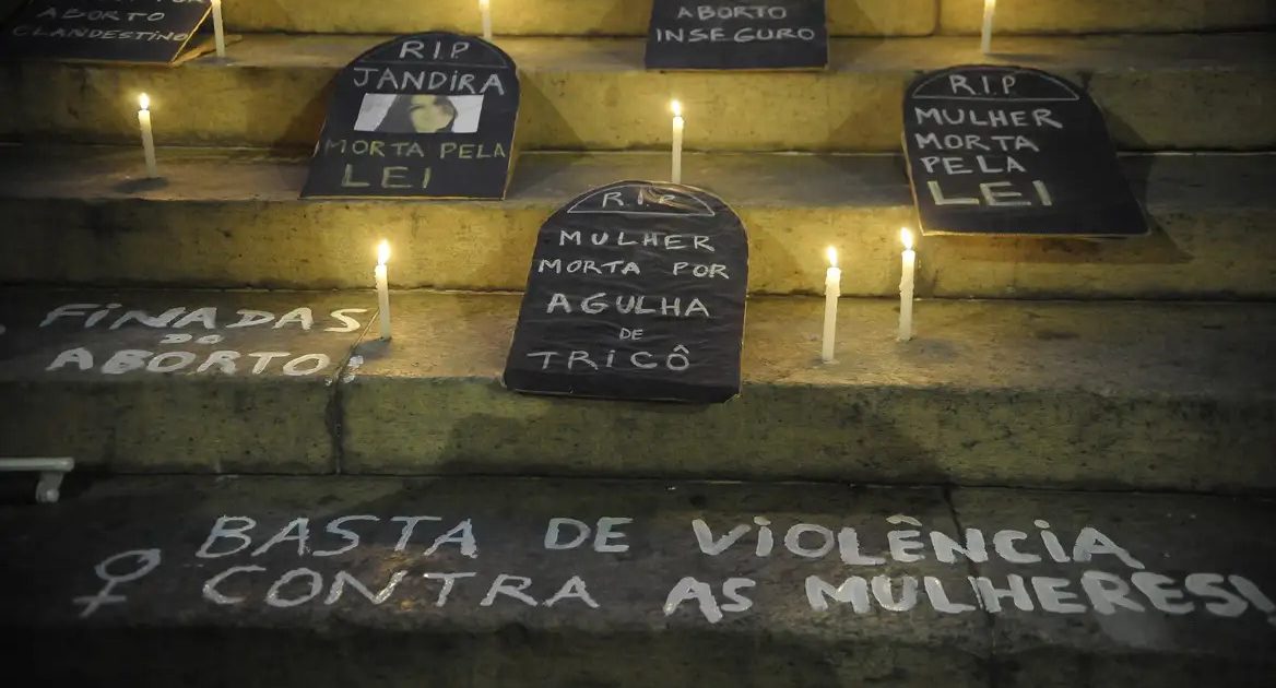 Atos do 8 de março ocupam ruas pelo Brasil contra violência e escala 6e#215;1