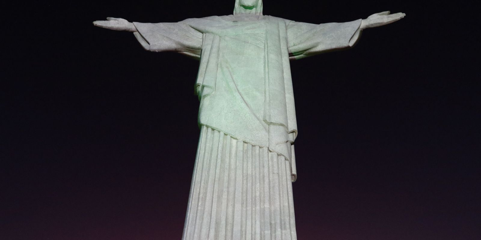 Cristo Redentor é iluminado com mensagens de campanha contra violência